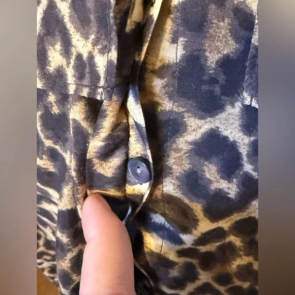 Ann Taylor Animal Print Blouse Roll Tab Sleeve Button Up Shirt Top Size 10P - Picture 6 of 11